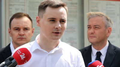 Stepan Putilo pitämässä tiedotustilaisuutta