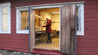 Kvinna står i arbetsrum.