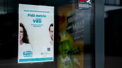 THL:n korona-aiheinen tietoisku kauppakeskus Columbuksessa sisäänkäynnillä..