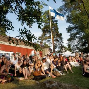 Kaustby folkmusikfestival samlar många besökare i år.