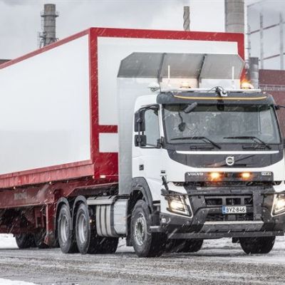 Vuoden loppuun kestävässä testauksessa kuskiton kuorma-auto kuljettaa haketta Uimaharjun sahalta läheiselle sellutehtaalle lukuisia kertoja päivässä.