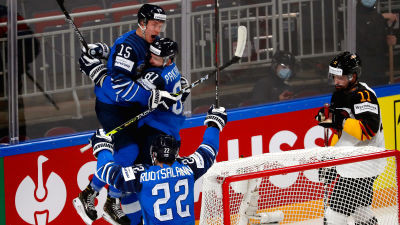 Finland firar mål.