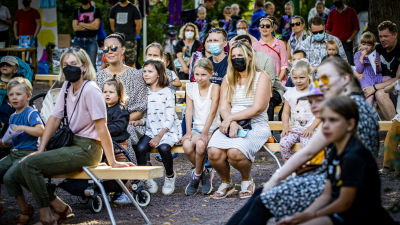 Familjer som sitter i publiken under Konstens natt i Åbo.
