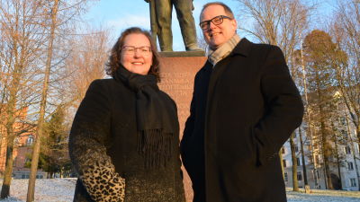 Bildningsdirektör Christina Knookala och stadsdirektör Tomas Häyry vid jägarstatyn.
