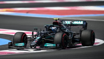 Valtteri Bottas kör på en formelbana.