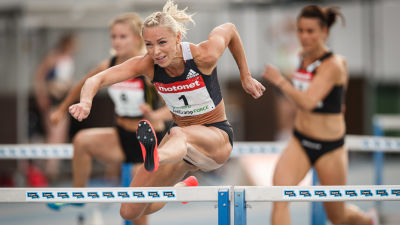 Annimari Korte kilpaili viime kesänä suoran jalan takareisi vahvasti teipattuna. Sama vaiva on edelleen pika-aiturin riesana.