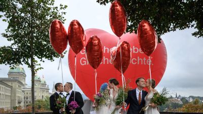Samkönade par poserade i Bern på söndagen, folkomröstningen till ära.