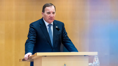 Stefan Löfven vid talarpodiet i Sveriges riksdag.