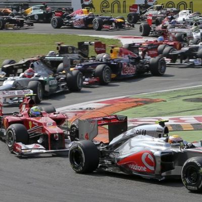 Lewis Hamilton johti Monzassa lähtökiihdytyksestä maaliin.