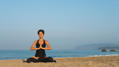 Yoga på stranden Agonda i Goa, Indien
