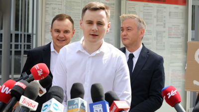 Stepan Putilo talar under en presskonferens om oppositionsjournalisten Roman Protasevich framför Belarus ambassad i Warszawa, Polen.