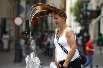 Kvinna svalkar sig i Córdoba.