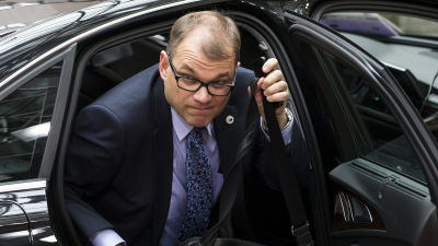 Statsminister Juha Sipil (C) anländer till euroländernas toppmöte i Bryssel den 12 juli.