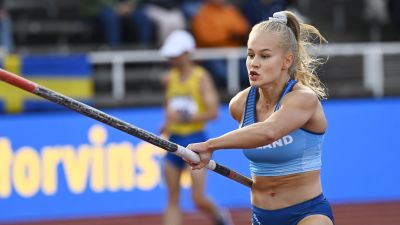 Saga Andersson hoppar stav.