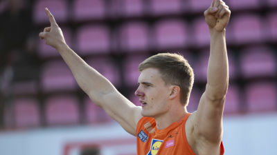 Oliver Helander firar.