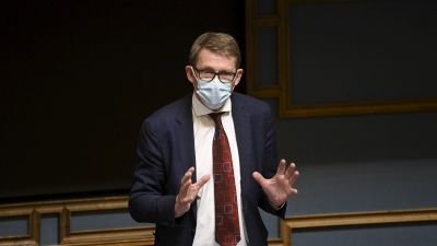 Den avgående finansministern Matti Vanhanen (C).