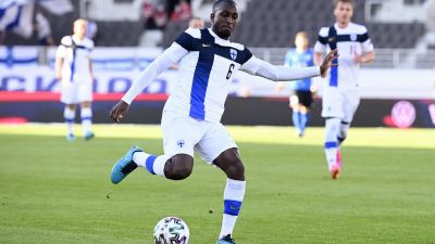 Glen Kamara med bollen.
