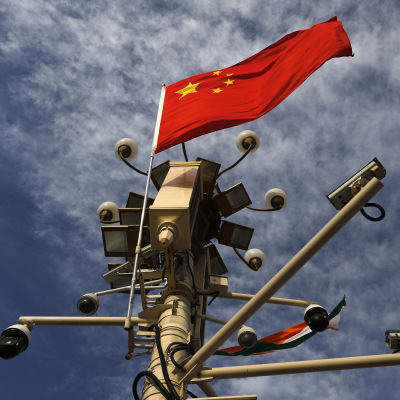 Kinas flagga och övervakningskameror.