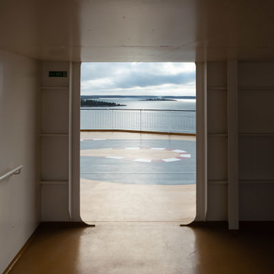 Vy inifrån Viking Grace mot havet.