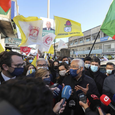 Bild på kampanjevenemang där portugals premiärminister talar inför pressen.
