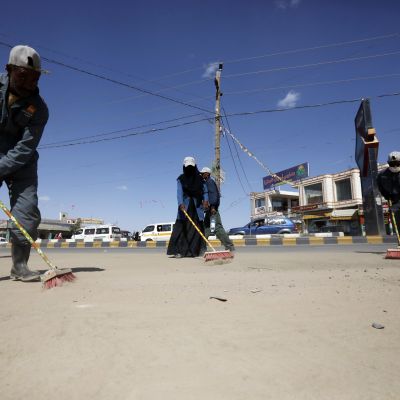 Gator i huvudstaden Sanaa städas för att förhindra spridningen av coronaviruset i Jemen  som inte ännu har bekräftat ett enda fall.