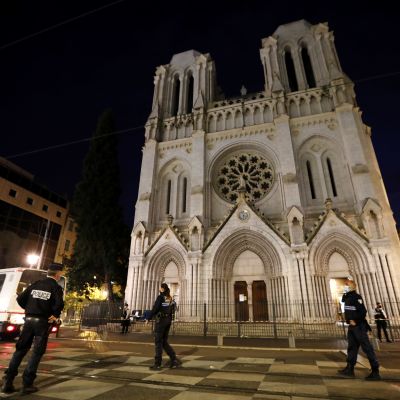 Poliisi partioi torstaina Nizzan Notre Dame-katedraalin edustalla.