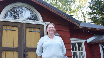 kvinna framför gammalt hus