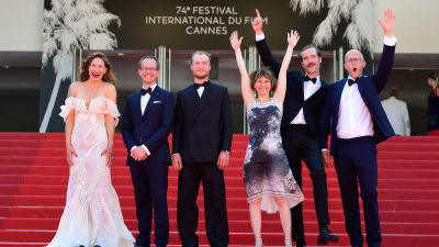 Filmteamet bakom Kupé nr 6 på röda mattan i Cannes i juli 2021.