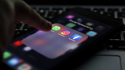 Puhelin, jossa valintaikkunassa Facebookin, Instagramin ja Whatsappin logot.