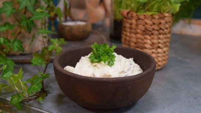 Örtagårdscrème med vitlök och citron i en skål