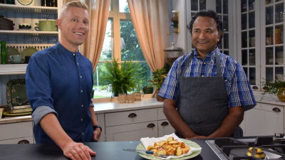 Två leende män i ett kök