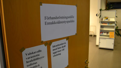 En dörr till en vallokal där man kan rösta.