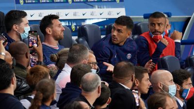 Lionel Messi på bänken i PSG.