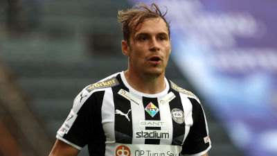Juri Kinnunen spelar fotboll.