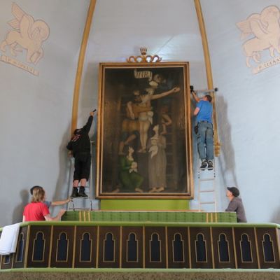 Kirkon alttaritaulua tutkitaan.