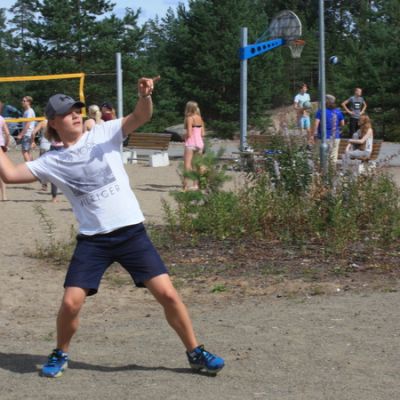 Jasper Jääskeläinen viettää taukoa riparilla.