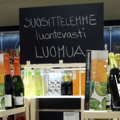 Luomua mainostetaan Alkossa.