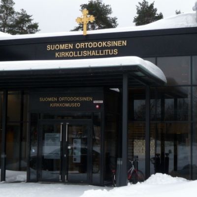 Ortodoksinen kirkkomuseo ja kirkollishallituksen rakennuksen pääovi.