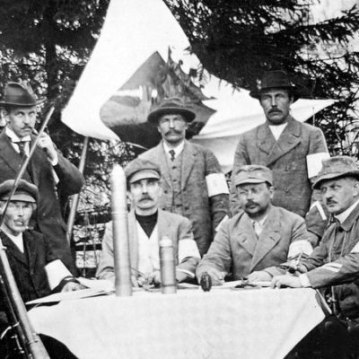 Suojeluskunnan esikunta keväällä 1918 Polvijärvellä.