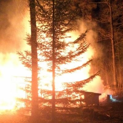 Palomies sammuttaa roihuvavaa paloa.