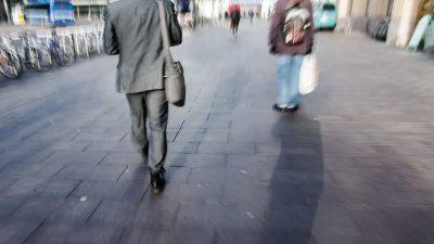 Kuvassa on pukuun pukeutunut henkilö Helsingissä 29. lokakuuta 2020.