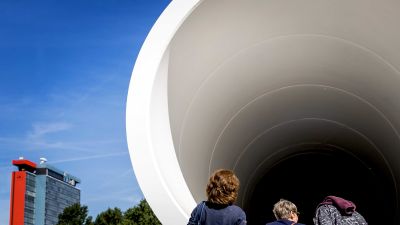 Personer tittar på ett kort hyperloop-rör.