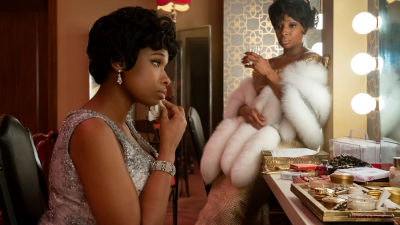 Aretha Franklin sittande framför en spegel i en loge tillsammans med Dinah Washington.