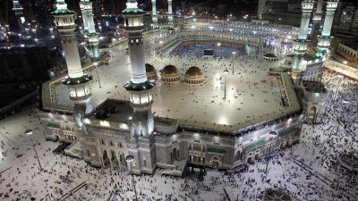 Moskén al-Masjid al-Haram i Mecka omger Kaba, muslimernas heligaste plats.