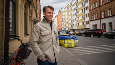 Rasmus Schüller i gatumiljö i Vasastan i Stockholm.