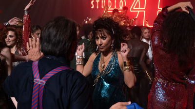 Lady Gaga på dansgolvet på discoteket Studio 54 i filmen House of Gucci.
