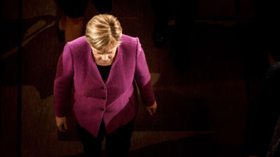 Tysklands förbundskansler Angela Merkel lämnar katedralen i Berlin.