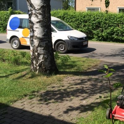 Mies leikkaa nurmea.