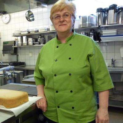 Ateriapalveluyrittäjä Liisa Rouhiainen keittiössään.