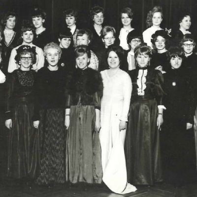 Joensuun tyttölyseon vanhojen tanssijat vuonna 1966.